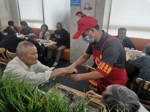宁国市义工联合会开展主题党日活动，为社区老年食堂就餐老人提供服务.jpg